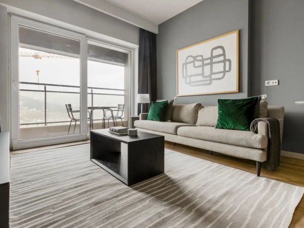 یک آپارتمان ۱ خوابه مبله در طبقه ۲۲ برج نیداپارک کوچوک‌یالی با منظره خیره‌کننده شهر و دریا. دارای دسترسی مستقیم به مترو، باشگاه و نگهبانی ۲۴ ساعته.