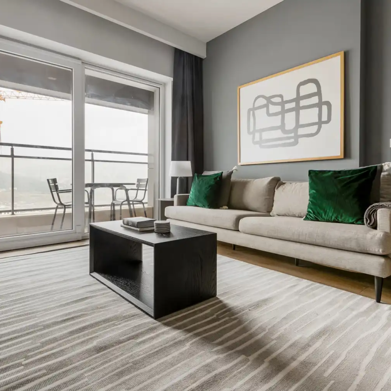 یک آپارتمان ۱ خوابه مبله در طبقه ۲۲ برج نیداپارک کوچوک‌یالی با منظره خیره‌کننده شهر و دریا. دارای دسترسی مستقیم به مترو، باشگاه و نگهبانی ۲۴ ساعته.