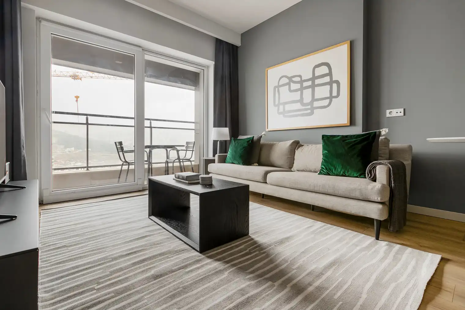 یک آپارتمان ۱ خوابه مبله در طبقه ۲۲ برج نیداپارک کوچوک‌یالی با منظره خیره‌کننده شهر و دریا. دارای دسترسی مستقیم به مترو، باشگاه و نگهبانی ۲۴ ساعته.