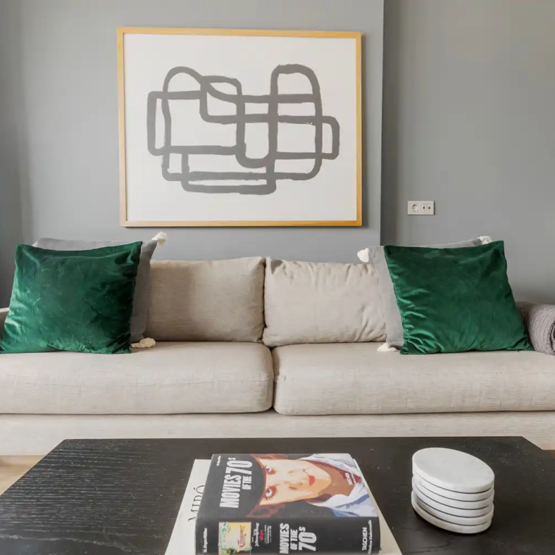 یک آپارتمان ۱ خوابه مبله در طبقه ۲۲ برج نیداپارک کوچوک‌یالی با منظره خیره‌کننده شهر و دریا. دارای دسترسی مستقیم به مترو، باشگاه و نگهبانی ۲۴ ساعته.