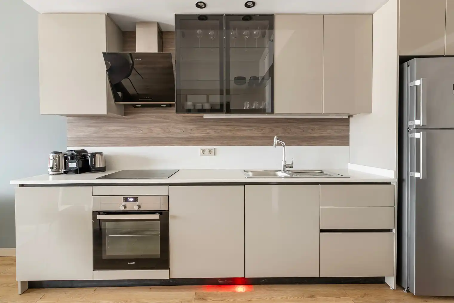 یک آپارتمان ۱ خوابه مبله در طبقه ۲۲ برج نیداپارک کوچوک‌یالی با منظره خیره‌کننده شهر و دریا. دارای دسترسی مستقیم به مترو، باشگاه و نگهبانی ۲۴ ساعته.