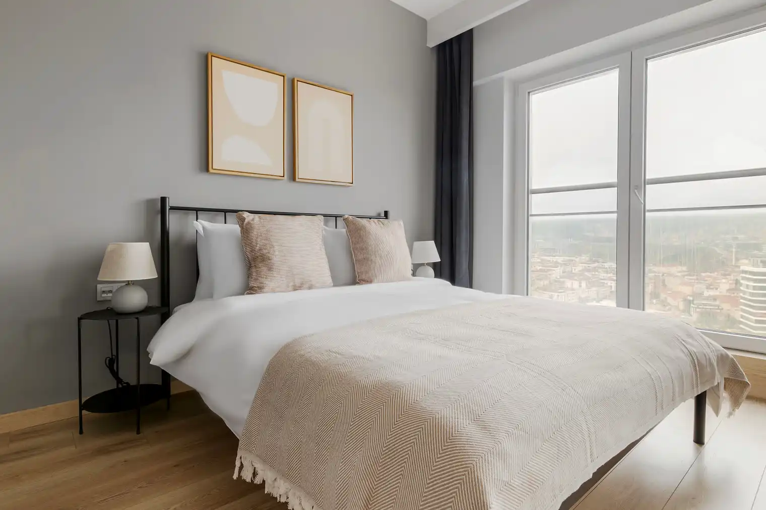 یک آپارتمان ۱ خوابه مبله در طبقه ۲۲ برج نیداپارک کوچوک‌یالی با منظره خیره‌کننده شهر و دریا. دارای دسترسی مستقیم به مترو، باشگاه و نگهبانی ۲۴ ساعته.