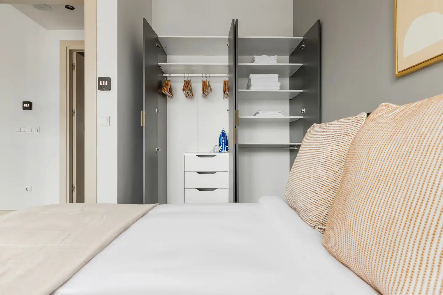 یک آپارتمان ۱ خوابه مبله در طبقه ۲۲ برج نیداپارک کوچوک‌یالی با منظره خیره‌کننده شهر و دریا. دارای دسترسی مستقیم به مترو، باشگاه و نگهبانی ۲۴ ساعته.