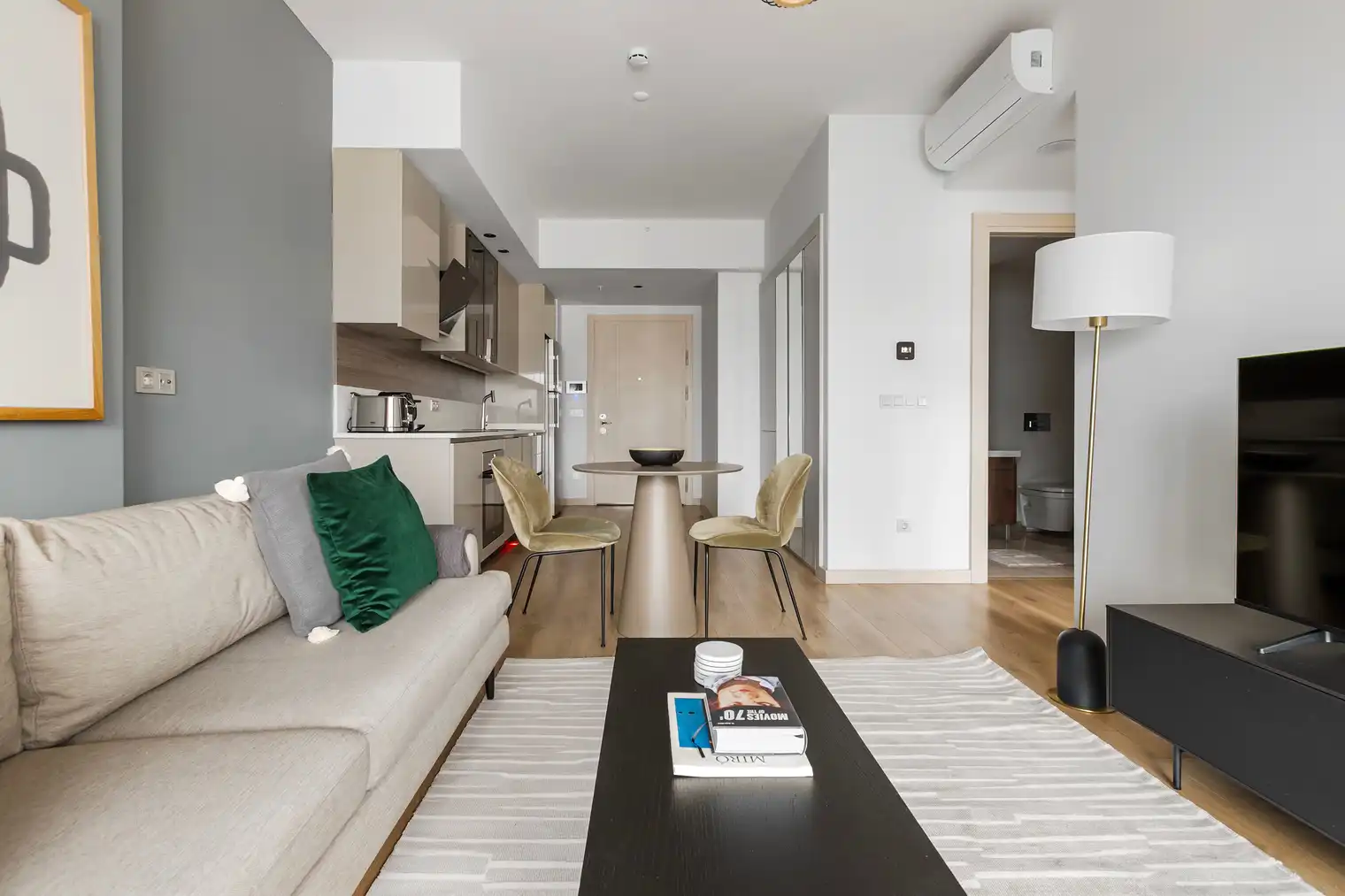 یک آپارتمان ۱ خوابه مبله در طبقه ۲۲ برج نیداپارک کوچوک‌یالی با منظره خیره‌کننده شهر و دریا. دارای دسترسی مستقیم به مترو، باشگاه و نگهبانی ۲۴ ساعته.