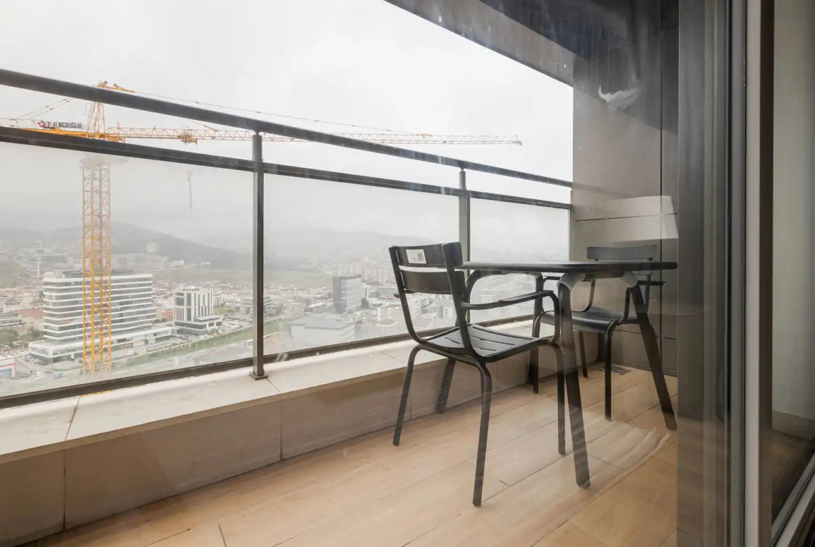 یک آپارتمان ۱ خوابه مبله در طبقه ۲۲ برج نیداپارک کوچوک‌یالی با منظره خیره‌کننده شهر و دریا. دارای دسترسی مستقیم به مترو، باشگاه و نگهبانی ۲۴ ساعته.