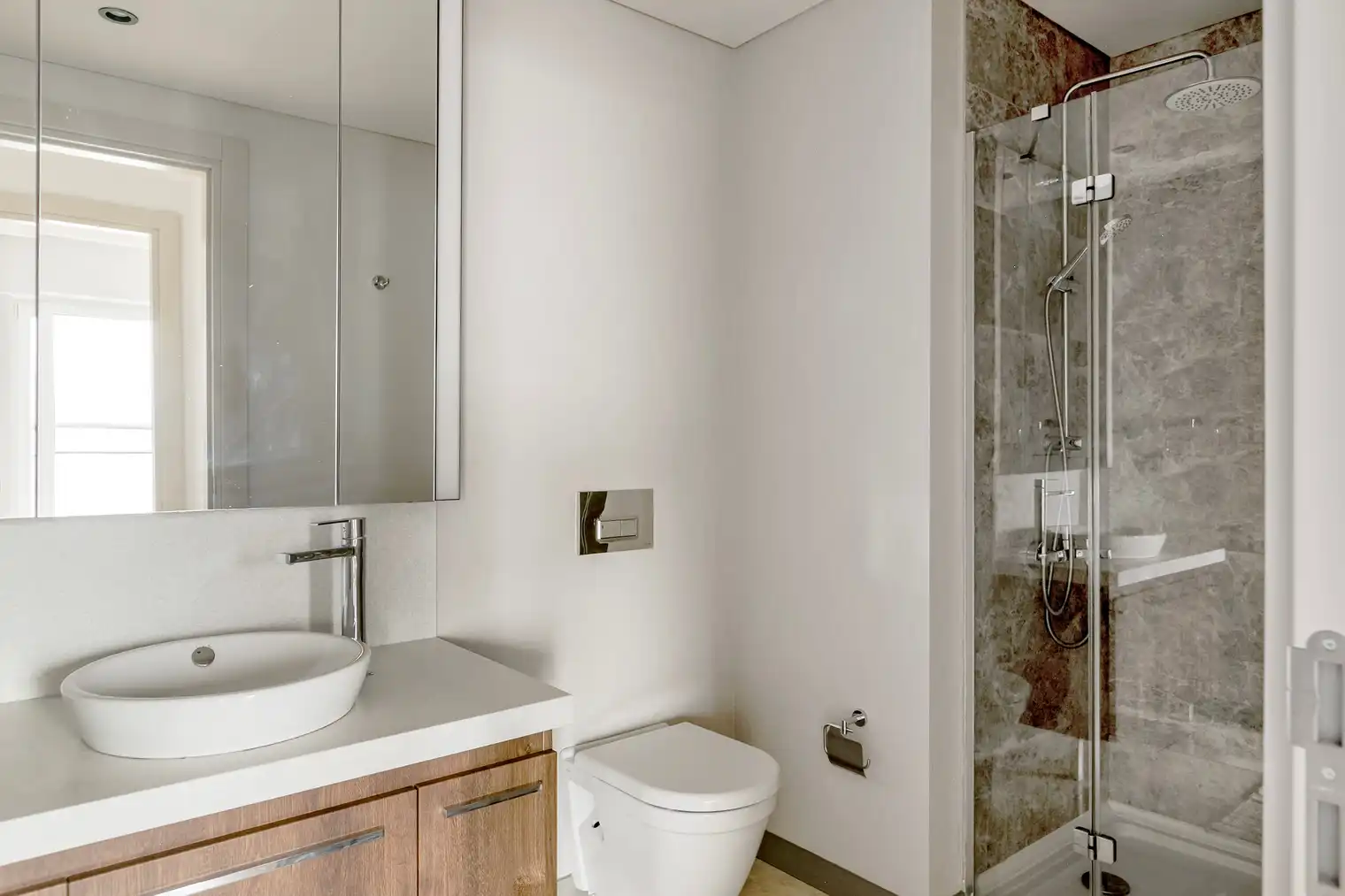 یک آپارتمان ۱ خوابه مبله در طبقه ۲۲ برج نیداپارک کوچوک‌یالی با منظره خیره‌کننده شهر و دریا. دارای دسترسی مستقیم به مترو، باشگاه و نگهبانی ۲۴ ساعته.