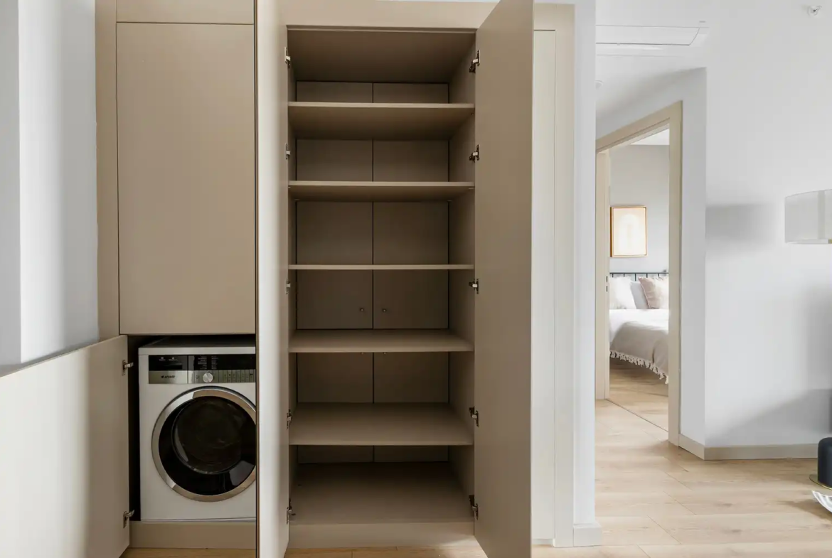 یک آپارتمان ۱ خوابه مبله در طبقه ۲۲ برج نیداپارک کوچوک‌یالی با منظره خیره‌کننده شهر و دریا. دارای دسترسی مستقیم به مترو، باشگاه و نگهبانی ۲۴ ساعته.