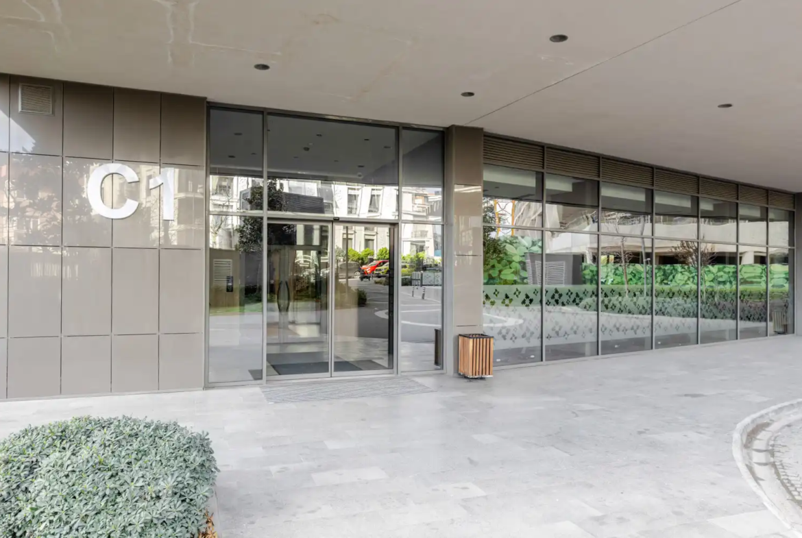 یک آپارتمان ۱ خوابه مبله در طبقه ۲۲ برج نیداپارک کوچوک‌یالی با منظره خیره‌کننده شهر و دریا. دارای دسترسی مستقیم به مترو، باشگاه و نگهبانی ۲۴ ساعته.