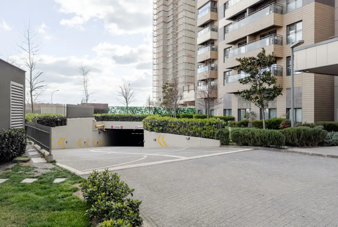 یک آپارتمان ۱ خوابه مبله در طبقه ۲۲ برج نیداپارک کوچوک‌یالی با منظره خیره‌کننده شهر و دریا. دارای دسترسی مستقیم به مترو، باشگاه و نگهبانی ۲۴ ساعته.