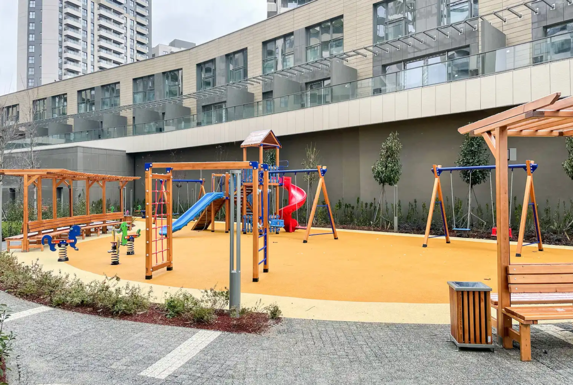 یک آپارتمان ۱ خوابه مبله در طبقه ۲۲ برج نیداپارک کوچوک‌یالی با منظره خیره‌کننده شهر و دریا. دارای دسترسی مستقیم به مترو، باشگاه و نگهبانی ۲۴ ساعته.