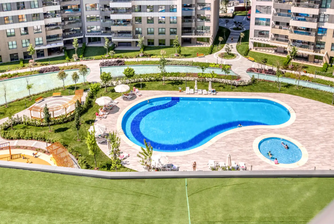 یک آپارتمان ۱ خوابه مبله در طبقه ۲۲ برج نیداپارک کوچوک‌یالی با منظره خیره‌کننده شهر و دریا. دارای دسترسی مستقیم به مترو، باشگاه و نگهبانی ۲۴ ساعته.