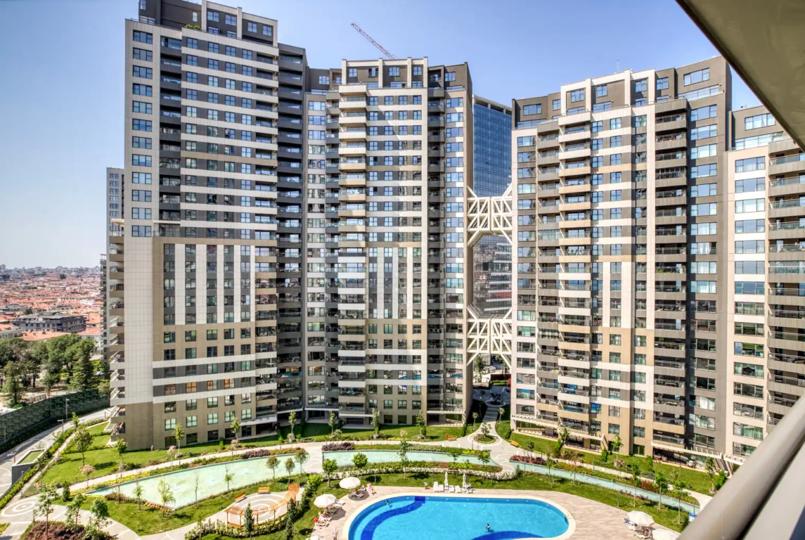 یک آپارتمان ۱ خوابه مبله در طبقه ۲۲ برج نیداپارک کوچوک‌یالی با منظره خیره‌کننده شهر و دریا. دارای دسترسی مستقیم به مترو، باشگاه و نگهبانی ۲۴ ساعته.