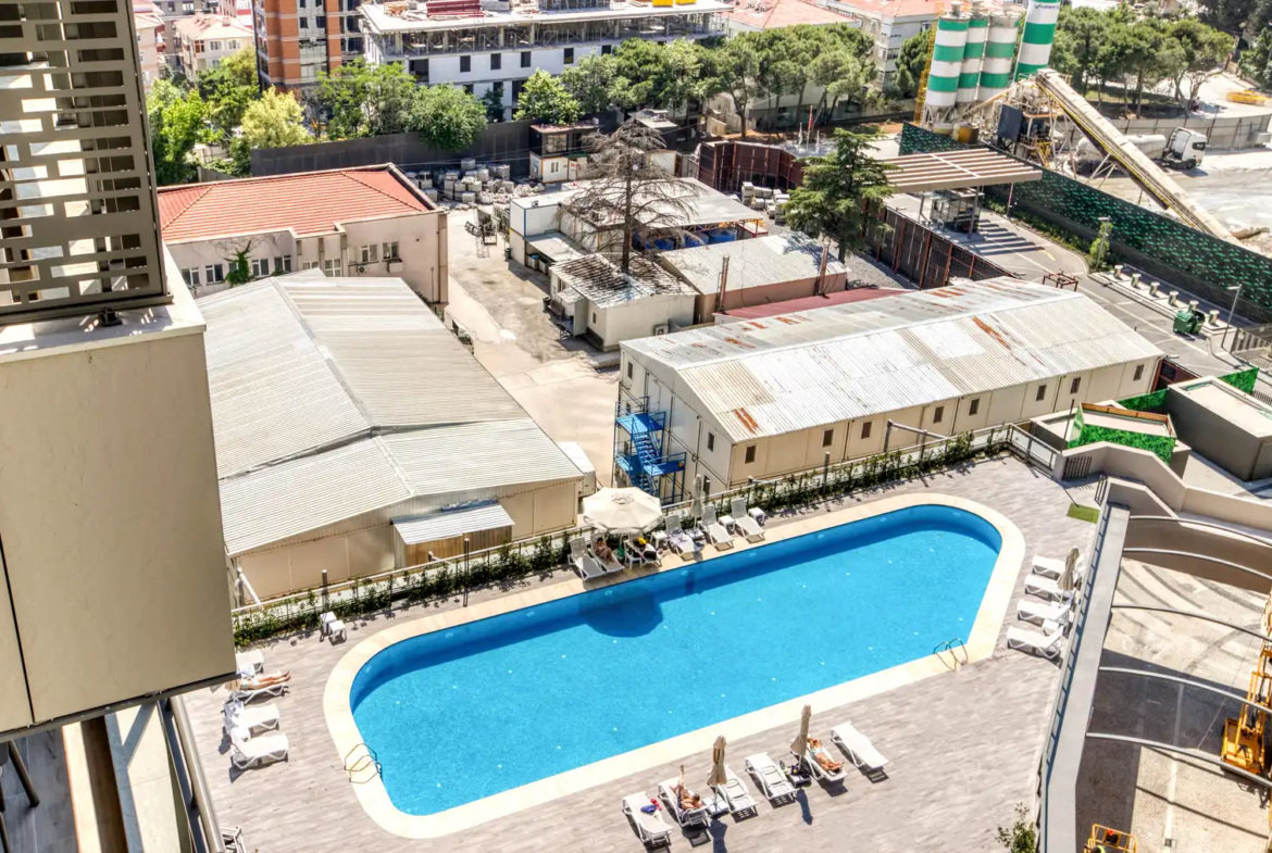 یک آپارتمان ۱ خوابه مبله در طبقه ۲۲ برج نیداپارک کوچوک‌یالی با منظره خیره‌کننده شهر و دریا. دارای دسترسی مستقیم به مترو، باشگاه و نگهبانی ۲۴ ساعته.