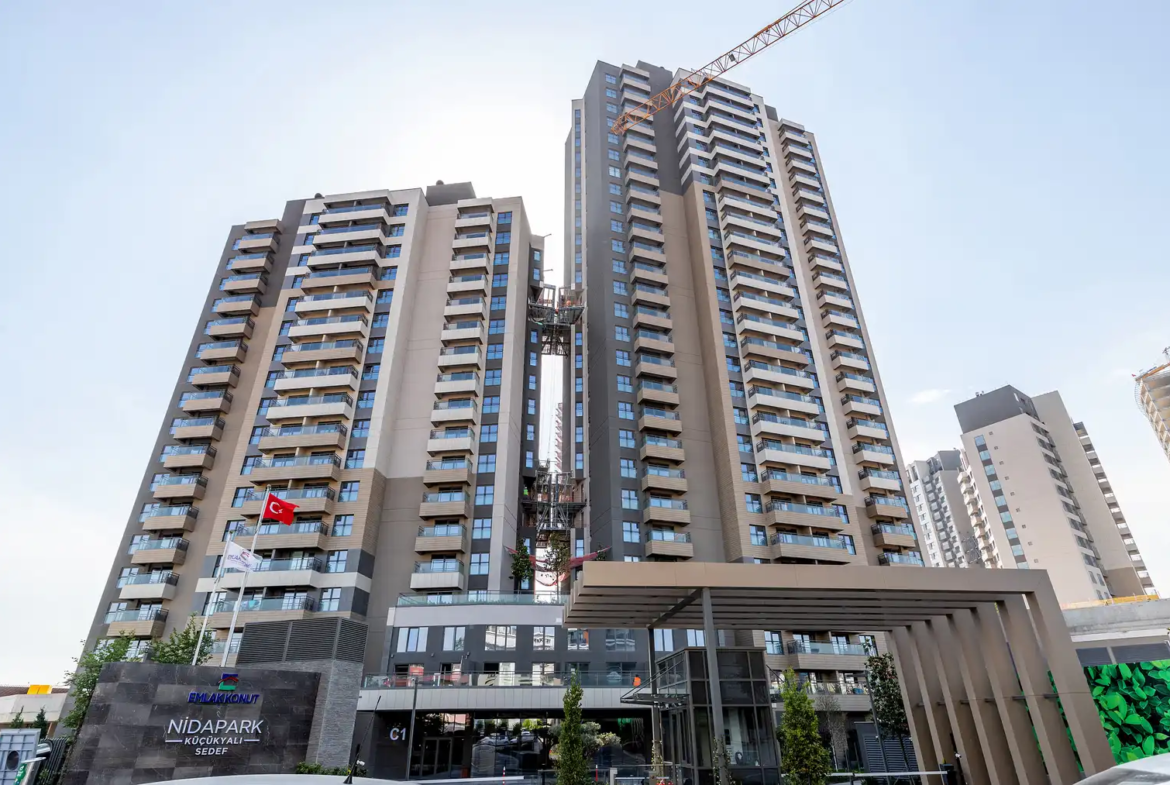 یک آپارتمان ۱ خوابه مبله در طبقه ۲۲ برج نیداپارک کوچوک‌یالی با منظره خیره‌کننده شهر و دریا. دارای دسترسی مستقیم به مترو، باشگاه و نگهبانی ۲۴ ساعته.