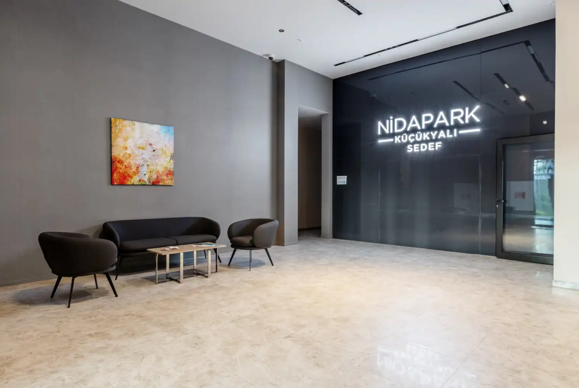 یک آپارتمان ۱ خوابه مبله در طبقه ۲۲ برج نیداپارک کوچوک‌یالی با منظره خیره‌کننده شهر و دریا. دارای دسترسی مستقیم به مترو، باشگاه و نگهبانی ۲۴ ساعته.