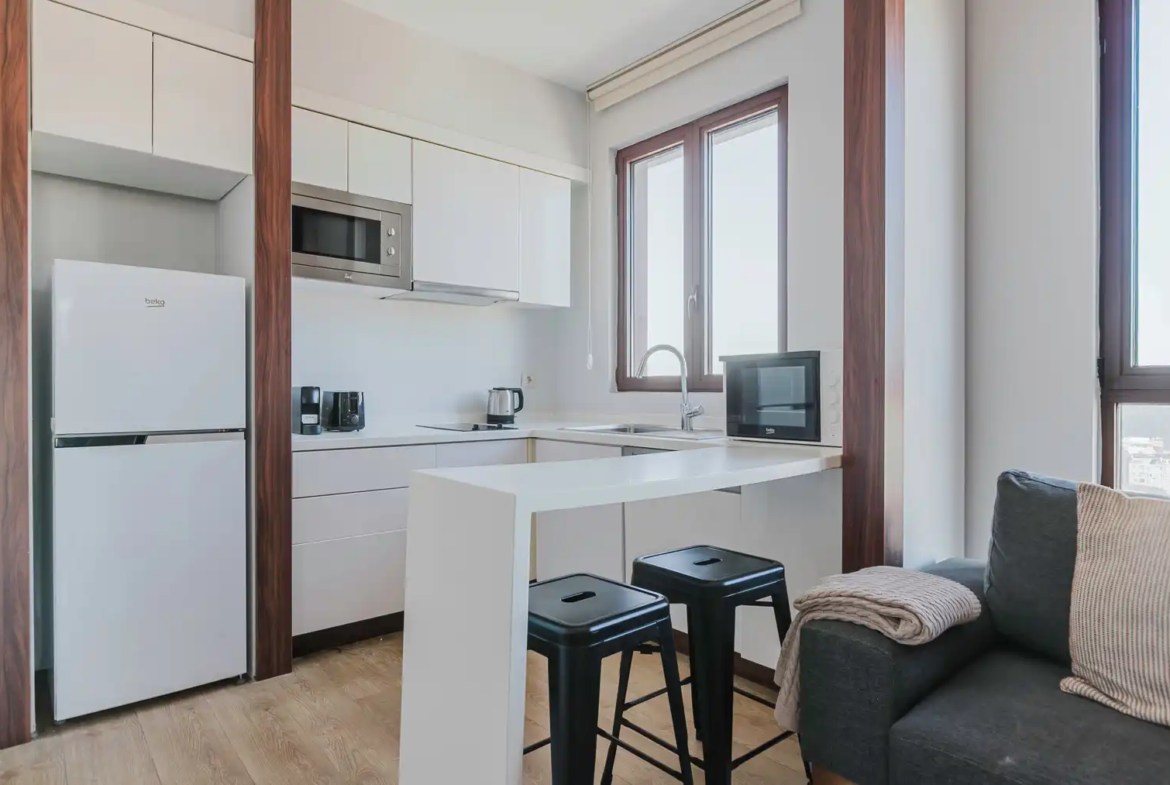 اجاره آپارتمان در یک مجتمع مدرن با باشگاه، باغ و نگهبانی ۲۴ ساعته. واحدی بزرگ و دلباز با دیزاین حرفه‌ای و آماده سکونت. تماس با ترک گشت برای هماهنگی.