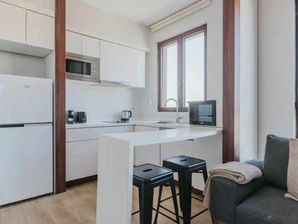 اجاره آپارتمان در یک مجتمع مدرن با باشگاه، باغ و نگهبانی ۲۴ ساعته. واحدی بزرگ و دلباز با دیزاین حرفه‌ای و آماده سکونت. تماس با ترک گشت برای هماهنگی.