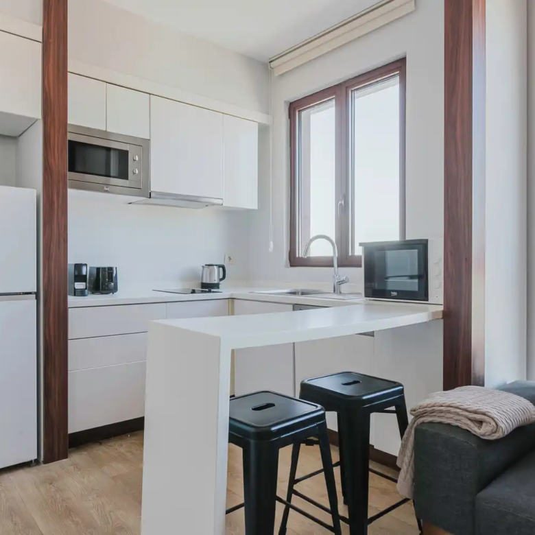 اجاره آپارتمان در یک مجتمع مدرن با باشگاه، باغ و نگهبانی ۲۴ ساعته. واحدی بزرگ و دلباز با دیزاین حرفه‌ای و آماده سکونت. تماس با ترک گشت برای هماهنگی.