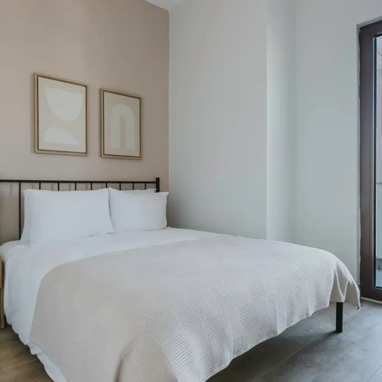 اجاره آپارتمان در یک مجتمع مدرن با باشگاه، باغ و نگهبانی ۲۴ ساعته. واحدی بزرگ و دلباز با دیزاین حرفه‌ای و آماده سکونت. تماس با ترک گشت برای هماهنگی.