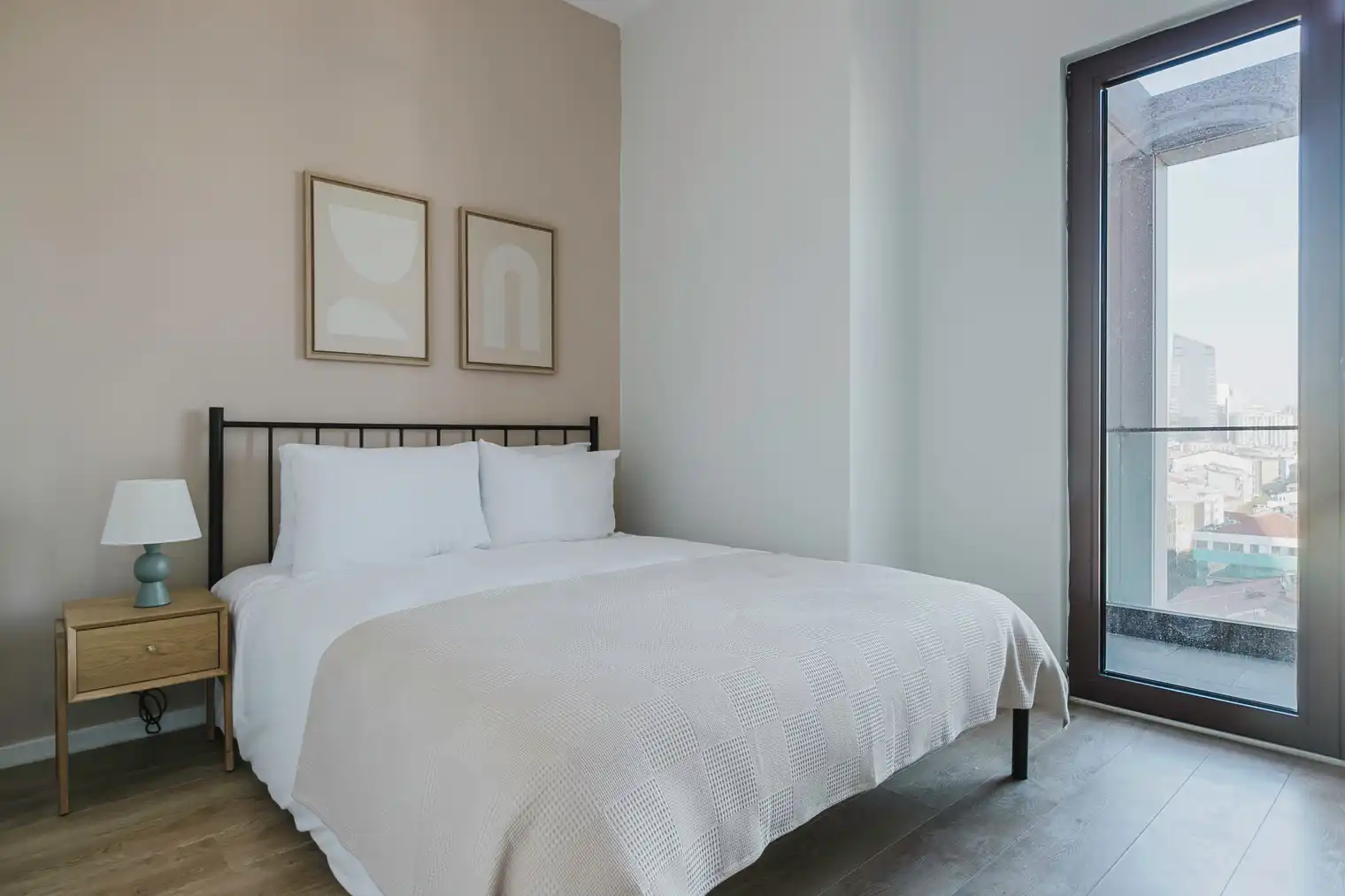 اجاره آپارتمان در یک مجتمع مدرن با باشگاه، باغ و نگهبانی ۲۴ ساعته. واحدی بزرگ و دلباز با دیزاین حرفه‌ای و آماده سکونت. تماس با ترک گشت برای هماهنگی.