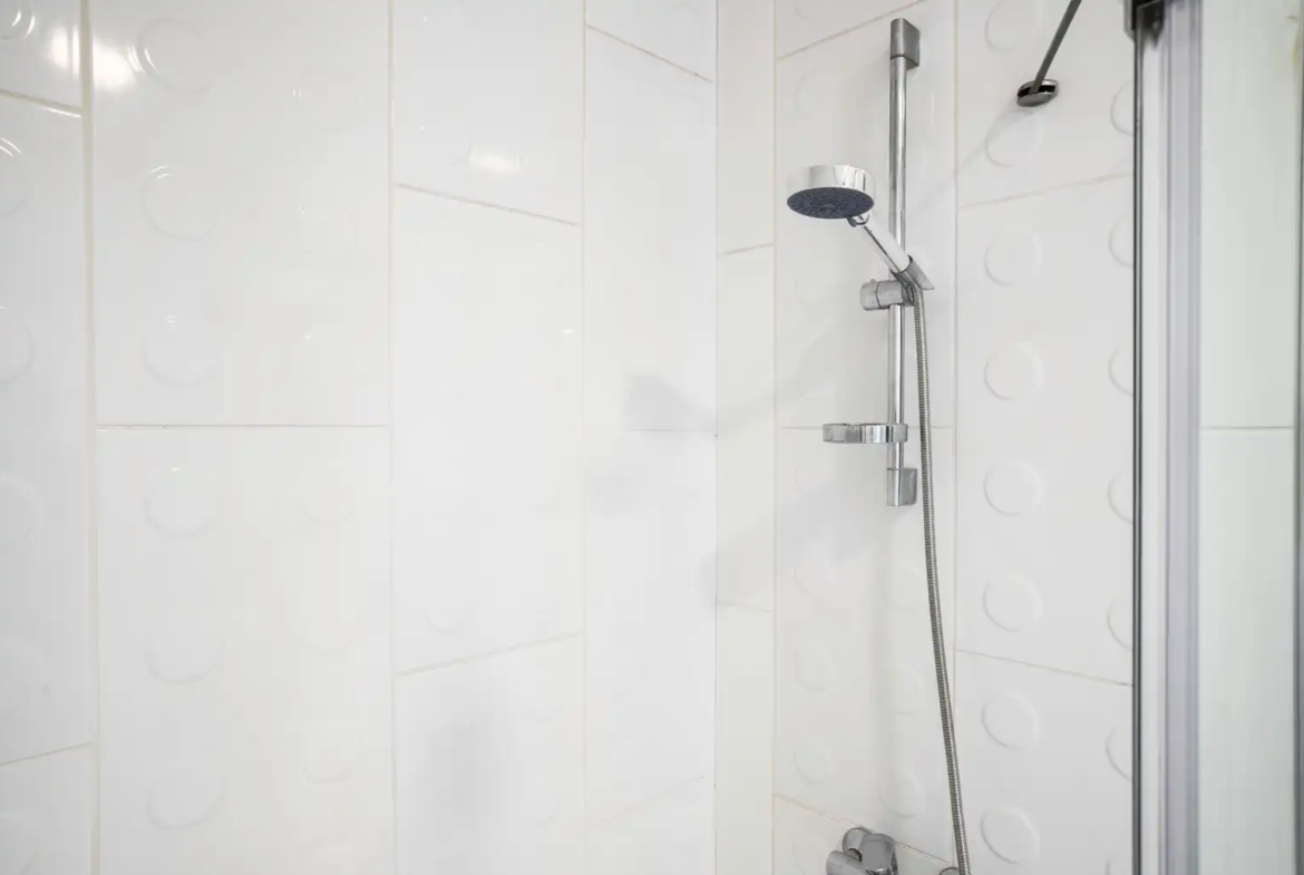 اجاره آپارتمان در یک مجتمع مدرن با باشگاه، باغ و نگهبانی ۲۴ ساعته. واحدی بزرگ و دلباز با دیزاین حرفه‌ای و آماده سکونت. تماس با ترک گشت برای هماهنگی.