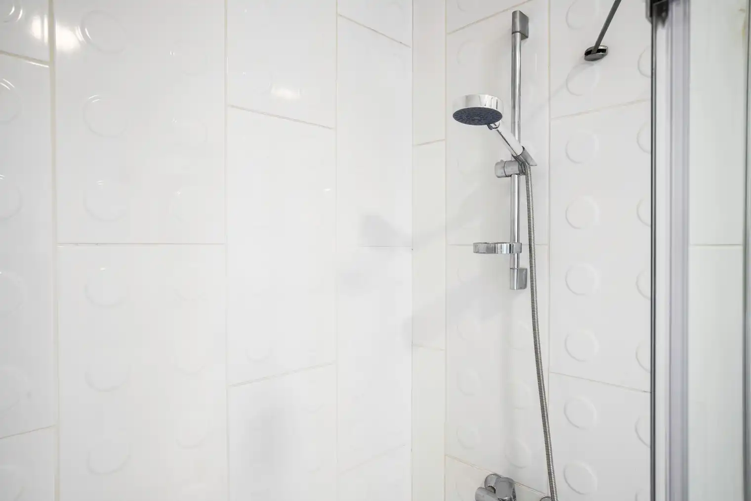 اجاره آپارتمان در یک مجتمع مدرن با باشگاه، باغ و نگهبانی ۲۴ ساعته. واحدی بزرگ و دلباز با دیزاین حرفه‌ای و آماده سکونت. تماس با ترک گشت برای هماهنگی.