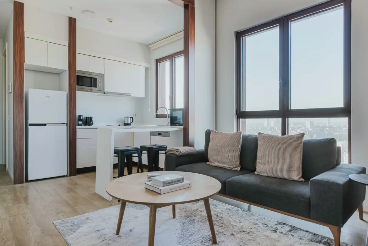 اجاره آپارتمان در یک مجتمع مدرن با باشگاه، باغ و نگهبانی ۲۴ ساعته. واحدی بزرگ و دلباز با دیزاین حرفه‌ای و آماده سکونت. تماس با ترک گشت برای هماهنگی.