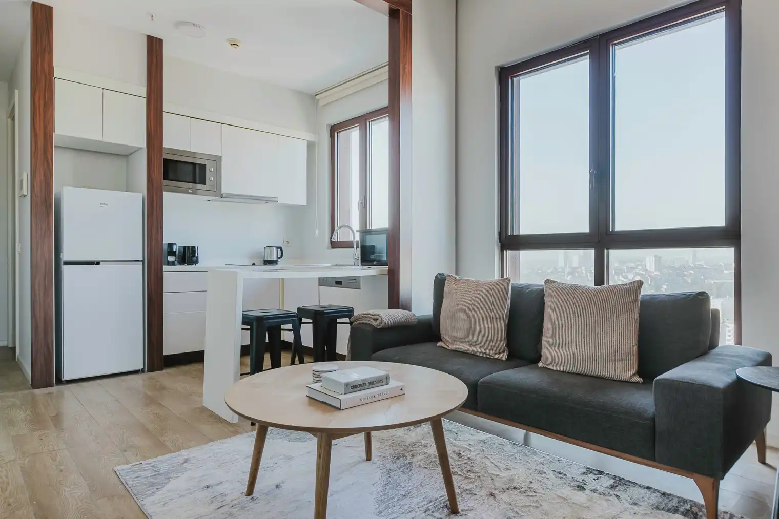 اجاره آپارتمان در یک مجتمع مدرن با باشگاه، باغ و نگهبانی ۲۴ ساعته. واحدی بزرگ و دلباز با دیزاین حرفه‌ای و آماده سکونت. تماس با ترک گشت برای هماهنگی.