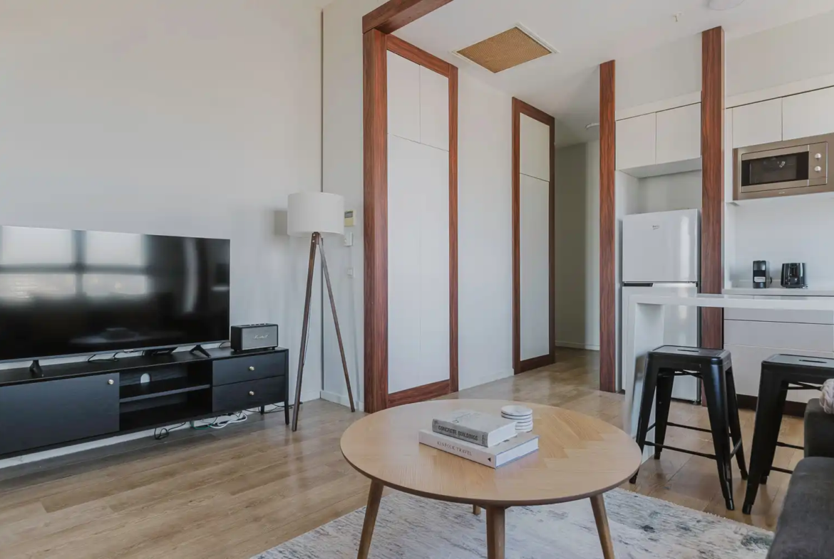 اجاره آپارتمان در یک مجتمع مدرن با باشگاه، باغ و نگهبانی ۲۴ ساعته. واحدی بزرگ و دلباز با دیزاین حرفه‌ای و آماده سکونت. تماس با ترک گشت برای هماهنگی.