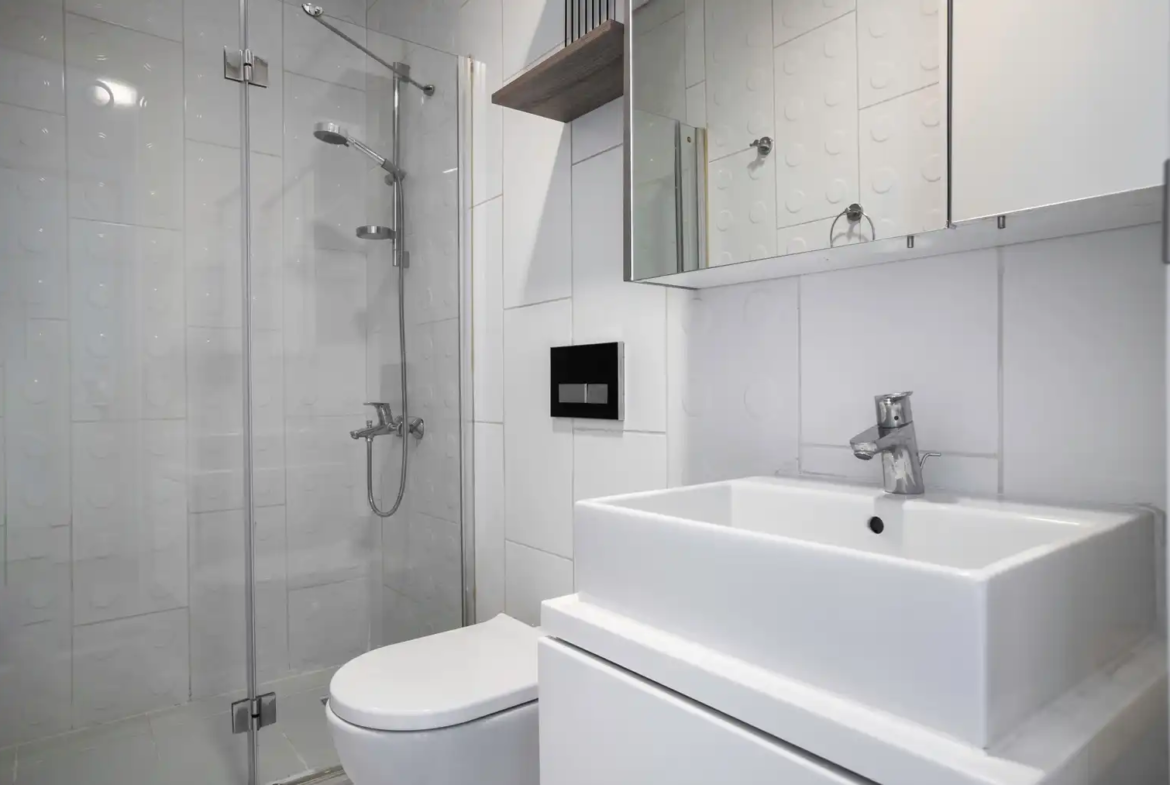 اجاره آپارتمان در یک مجتمع مدرن با باشگاه، باغ و نگهبانی ۲۴ ساعته. واحدی بزرگ و دلباز با دیزاین حرفه‌ای و آماده سکونت. تماس با ترک گشت برای هماهنگی.