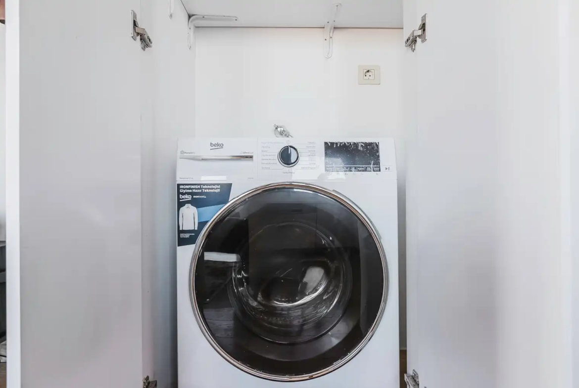 اجاره آپارتمان در یک مجتمع مدرن با باشگاه، باغ و نگهبانی ۲۴ ساعته. واحدی بزرگ و دلباز با دیزاین حرفه‌ای و آماده سکونت. تماس با ترک گشت برای هماهنگی.