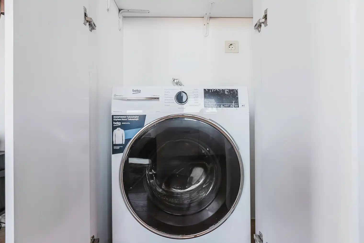 اجاره آپارتمان در یک مجتمع مدرن با باشگاه، باغ و نگهبانی ۲۴ ساعته. واحدی بزرگ و دلباز با دیزاین حرفه‌ای و آماده سکونت. تماس با ترک گشت برای هماهنگی.