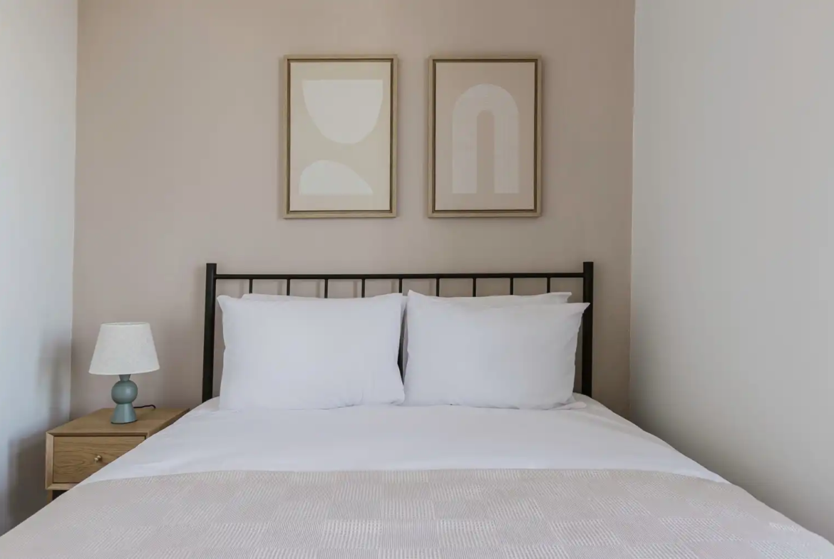 اجاره آپارتمان در یک مجتمع مدرن با باشگاه، باغ و نگهبانی ۲۴ ساعته. واحدی بزرگ و دلباز با دیزاین حرفه‌ای و آماده سکونت. تماس با ترک گشت برای هماهنگی.