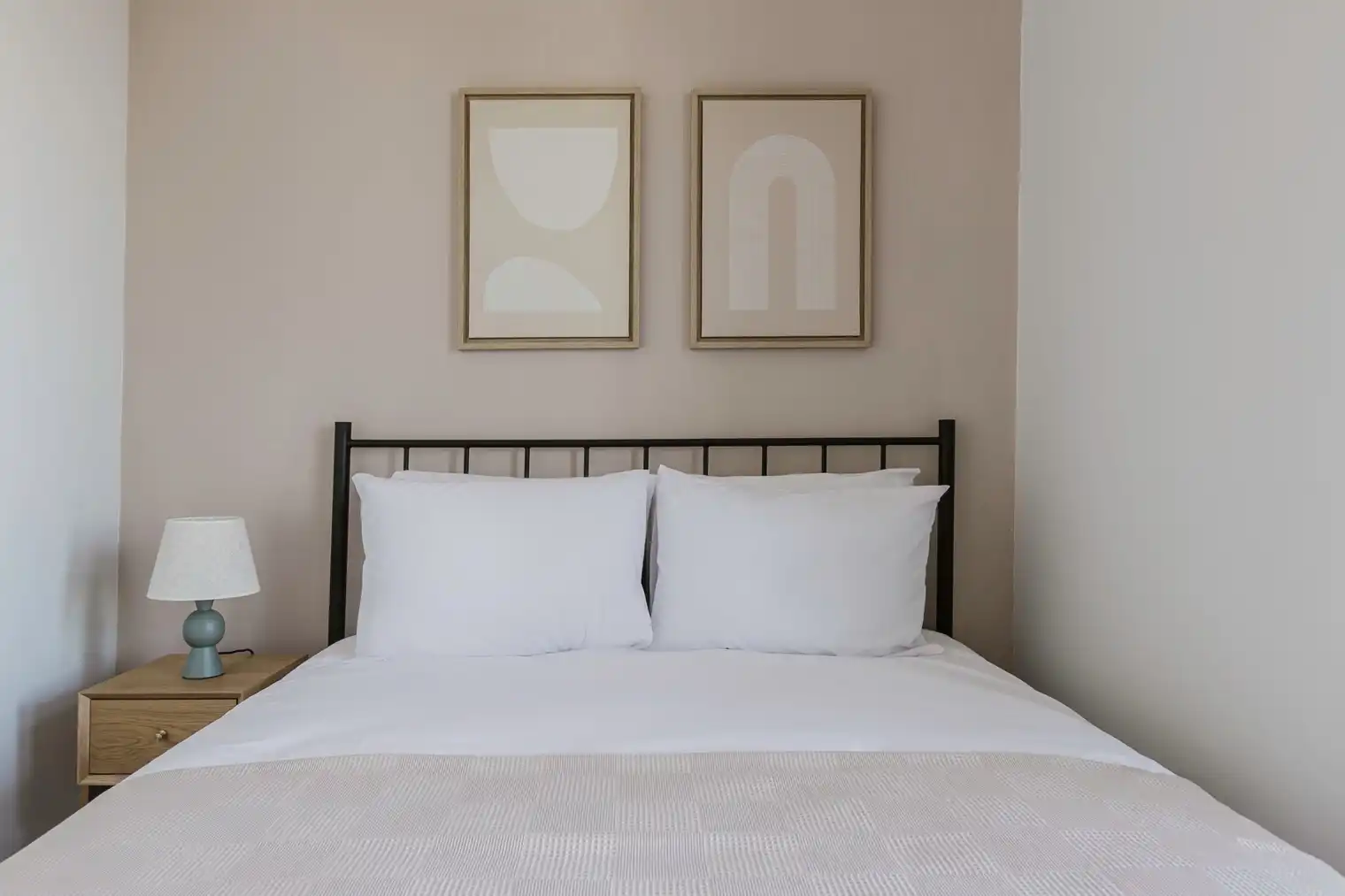 اجاره آپارتمان در یک مجتمع مدرن با باشگاه، باغ و نگهبانی ۲۴ ساعته. واحدی بزرگ و دلباز با دیزاین حرفه‌ای و آماده سکونت. تماس با ترک گشت برای هماهنگی.