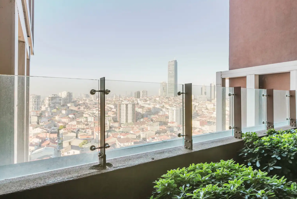 اجاره آپارتمان در یک مجتمع مدرن با باشگاه، باغ و نگهبانی ۲۴ ساعته. واحدی بزرگ و دلباز با دیزاین حرفه‌ای و آماده سکونت. تماس با ترک گشت برای هماهنگی.