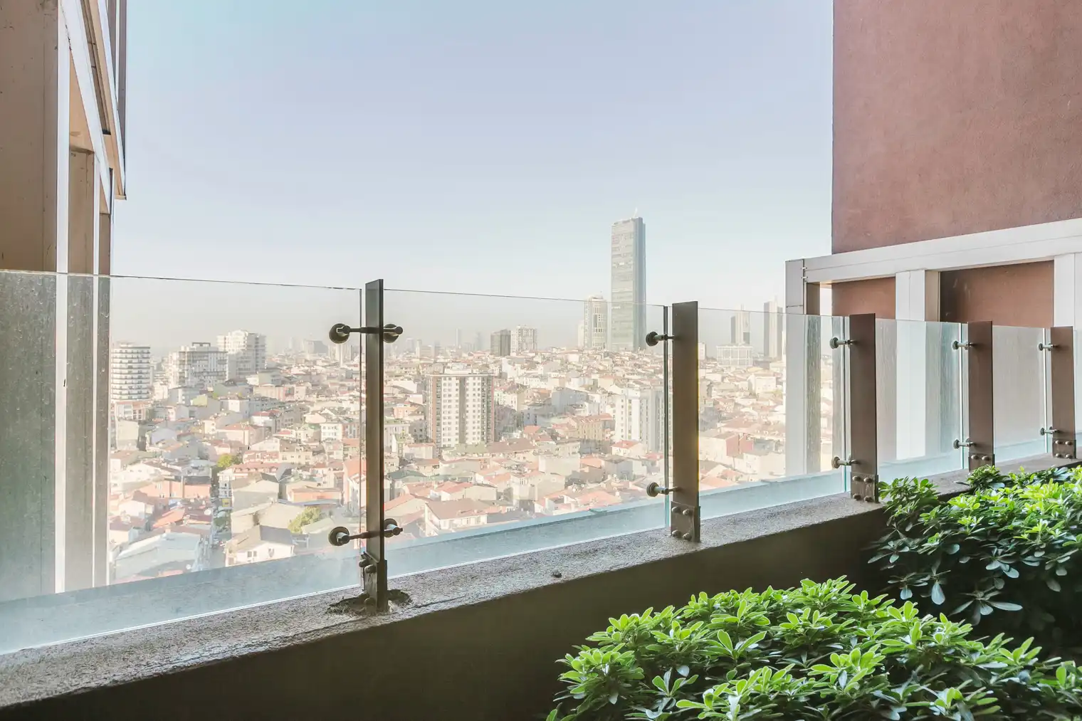 اجاره آپارتمان در یک مجتمع مدرن با باشگاه، باغ و نگهبانی ۲۴ ساعته. واحدی بزرگ و دلباز با دیزاین حرفه‌ای و آماده سکونت. تماس با ترک گشت برای هماهنگی.