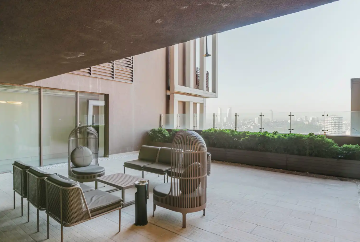 اجاره آپارتمان در یک مجتمع مدرن با باشگاه، باغ و نگهبانی ۲۴ ساعته. واحدی بزرگ و دلباز با دیزاین حرفه‌ای و آماده سکونت. تماس با ترک گشت برای هماهنگی.