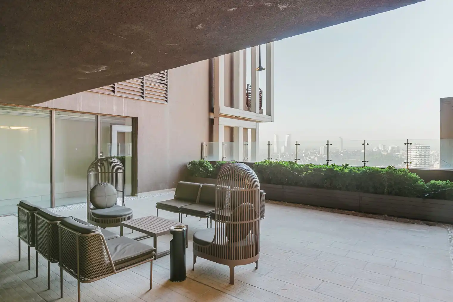 اجاره آپارتمان در یک مجتمع مدرن با باشگاه، باغ و نگهبانی ۲۴ ساعته. واحدی بزرگ و دلباز با دیزاین حرفه‌ای و آماده سکونت. تماس با ترک گشت برای هماهنگی.