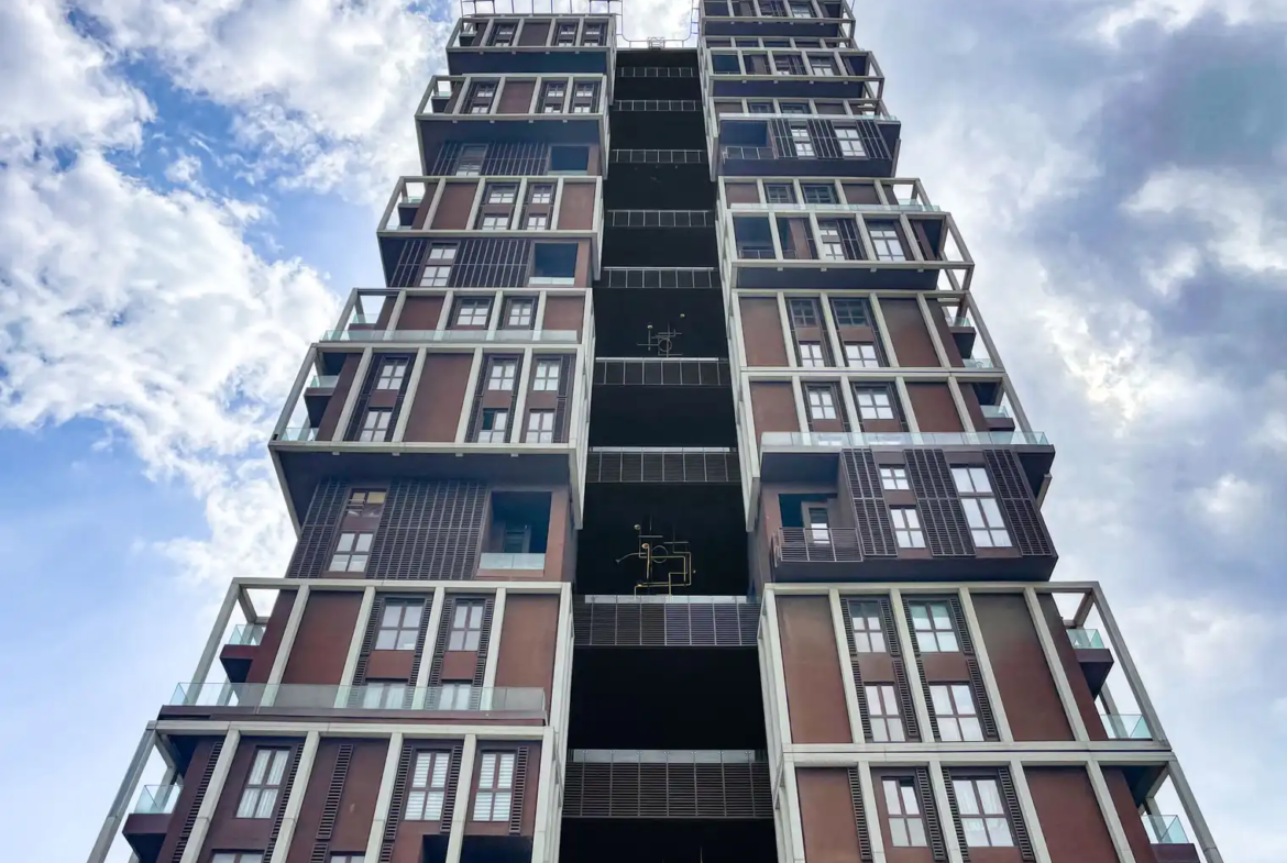 اجاره آپارتمان در یک مجتمع مدرن با باشگاه، باغ و نگهبانی ۲۴ ساعته. واحدی بزرگ و دلباز با دیزاین حرفه‌ای و آماده سکونت. تماس با ترک گشت برای هماهنگی.