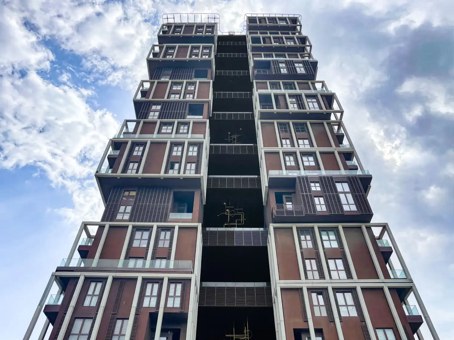 اجاره آپارتمان در یک مجتمع مدرن با باشگاه، باغ و نگهبانی ۲۴ ساعته. واحدی بزرگ و دلباز با دیزاین حرفه‌ای و آماده سکونت. تماس با ترک گشت برای هماهنگی.