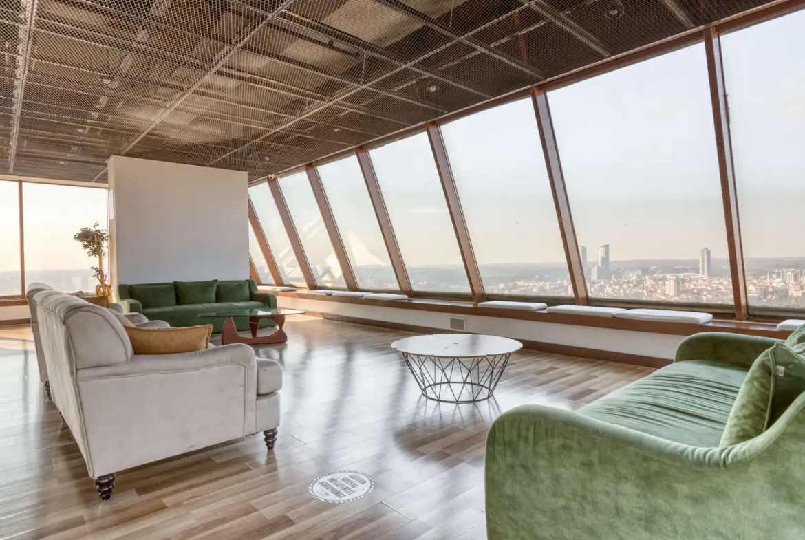 اجاره آپارتمان در یک مجتمع مدرن با باشگاه، باغ و نگهبانی ۲۴ ساعته. واحدی بزرگ و دلباز با دیزاین حرفه‌ای و آماده سکونت. تماس با ترک گشت برای هماهنگی.