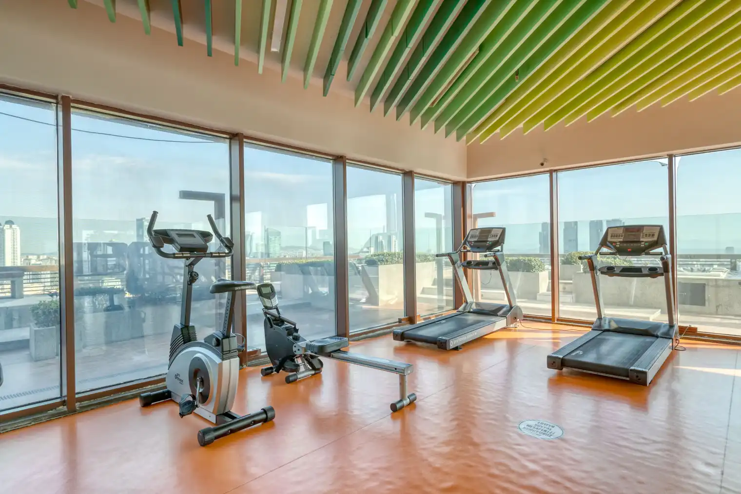 اجاره آپارتمان در یک مجتمع مدرن با باشگاه، باغ و نگهبانی ۲۴ ساعته. واحدی بزرگ و دلباز با دیزاین حرفه‌ای و آماده سکونت. تماس با ترک گشت برای هماهنگی.