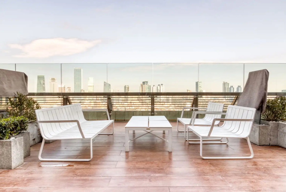 اجاره آپارتمان در یک مجتمع مدرن با باشگاه، باغ و نگهبانی ۲۴ ساعته. واحدی بزرگ و دلباز با دیزاین حرفه‌ای و آماده سکونت. تماس با ترک گشت برای هماهنگی.