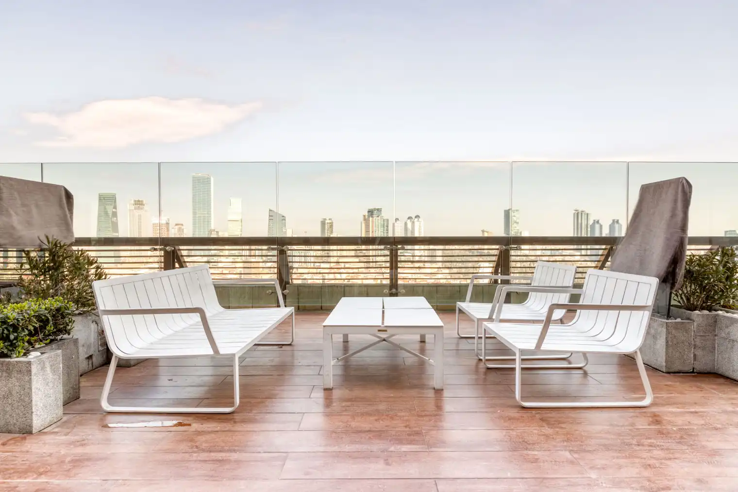 اجاره آپارتمان در یک مجتمع مدرن با باشگاه، باغ و نگهبانی ۲۴ ساعته. واحدی بزرگ و دلباز با دیزاین حرفه‌ای و آماده سکونت. تماس با ترک گشت برای هماهنگی.