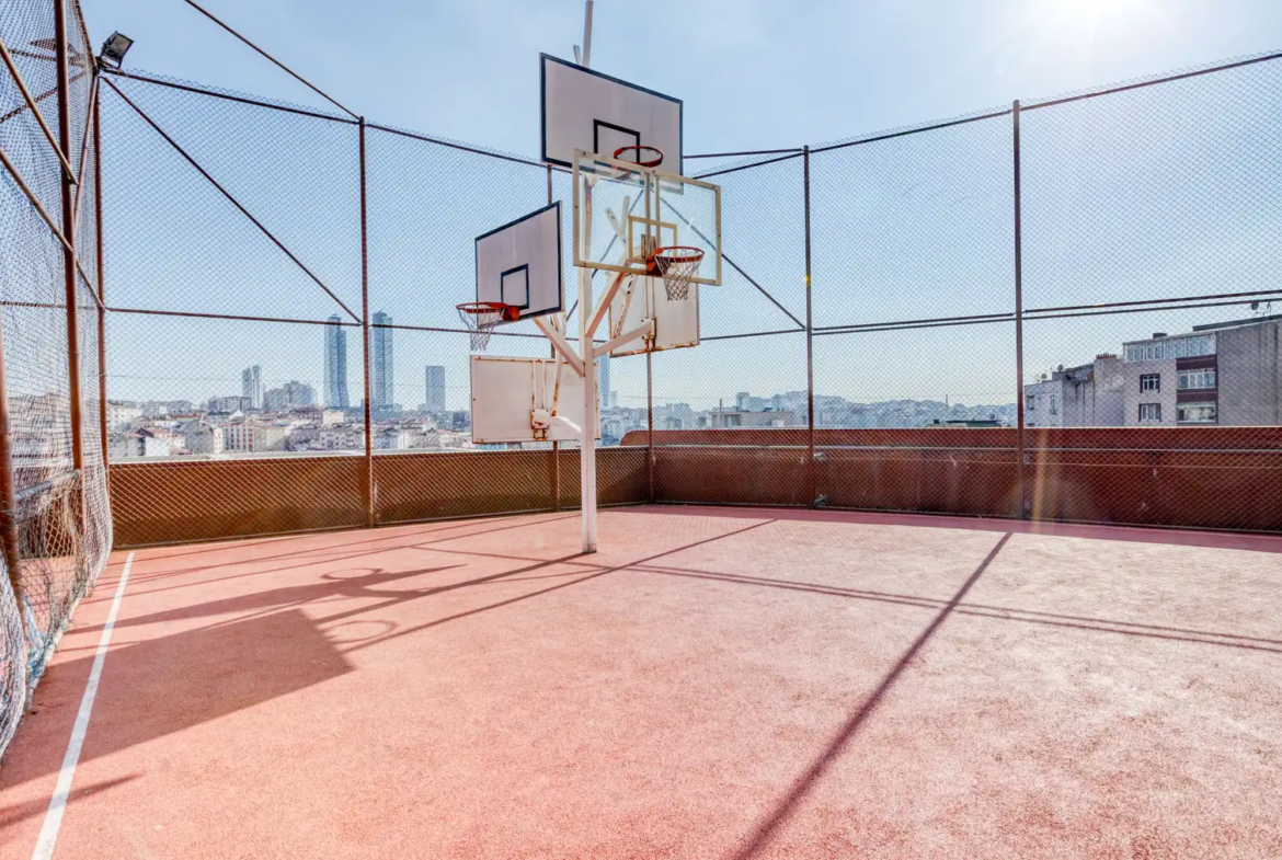 اجاره آپارتمان در یک مجتمع مدرن با باشگاه، باغ و نگهبانی ۲۴ ساعته. واحدی بزرگ و دلباز با دیزاین حرفه‌ای و آماده سکونت. تماس با ترک گشت برای هماهنگی.