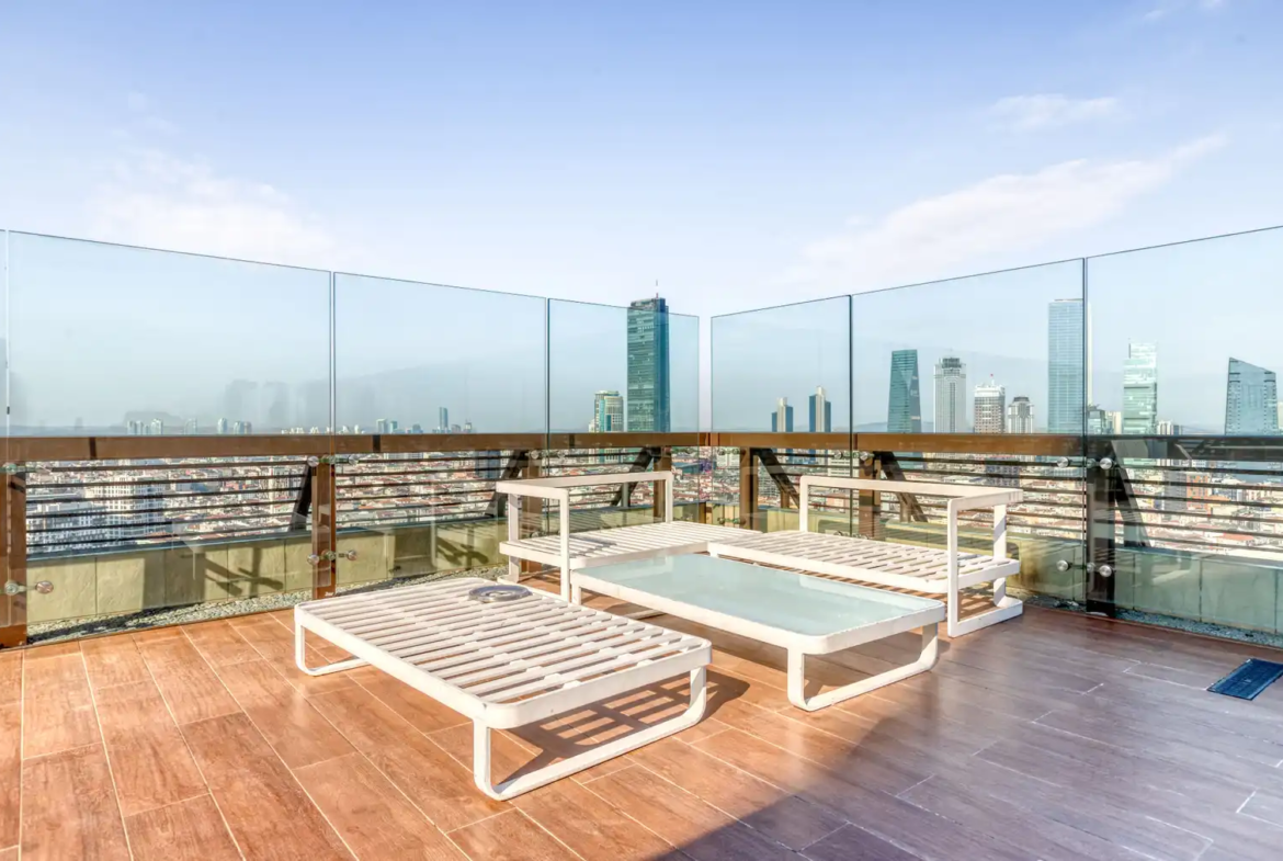 اجاره آپارتمان در یک مجتمع مدرن با باشگاه، باغ و نگهبانی ۲۴ ساعته. واحدی بزرگ و دلباز با دیزاین حرفه‌ای و آماده سکونت. تماس با ترک گشت برای هماهنگی.