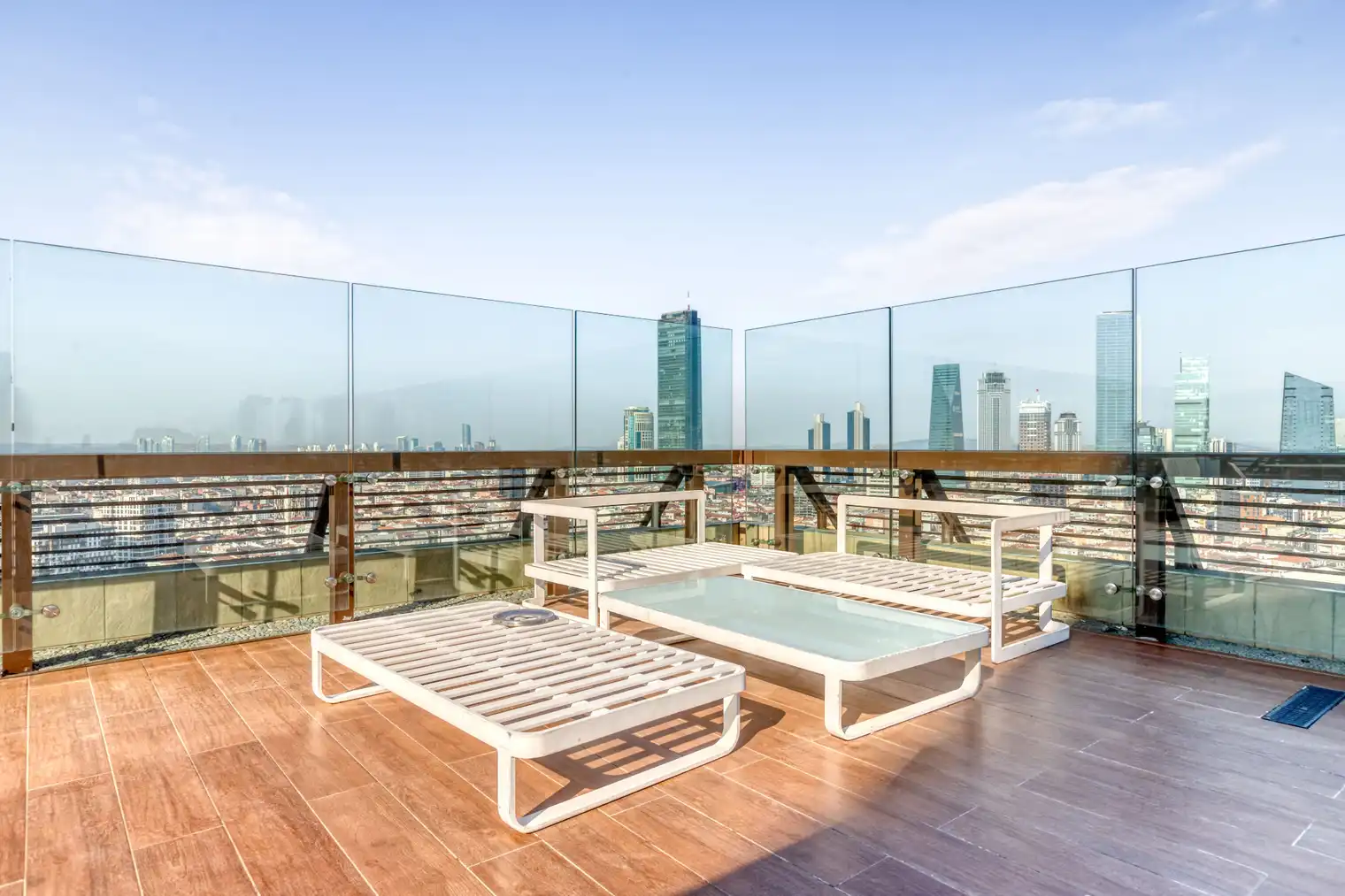 اجاره آپارتمان در یک مجتمع مدرن با باشگاه، باغ و نگهبانی ۲۴ ساعته. واحدی بزرگ و دلباز با دیزاین حرفه‌ای و آماده سکونت. تماس با ترک گشت برای هماهنگی.