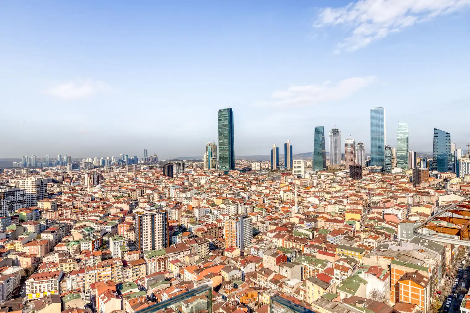 اجاره آپارتمان در یک مجتمع مدرن با باشگاه، باغ و نگهبانی ۲۴ ساعته. واحدی بزرگ و دلباز با دیزاین حرفه‌ای و آماده سکونت. تماس با ترک گشت برای هماهنگی.