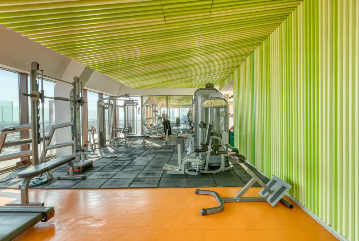 اجاره آپارتمان در یک مجتمع مدرن با باشگاه، باغ و نگهبانی ۲۴ ساعته. واحدی بزرگ و دلباز با دیزاین حرفه‌ای و آماده سکونت. تماس با ترک گشت برای هماهنگی.