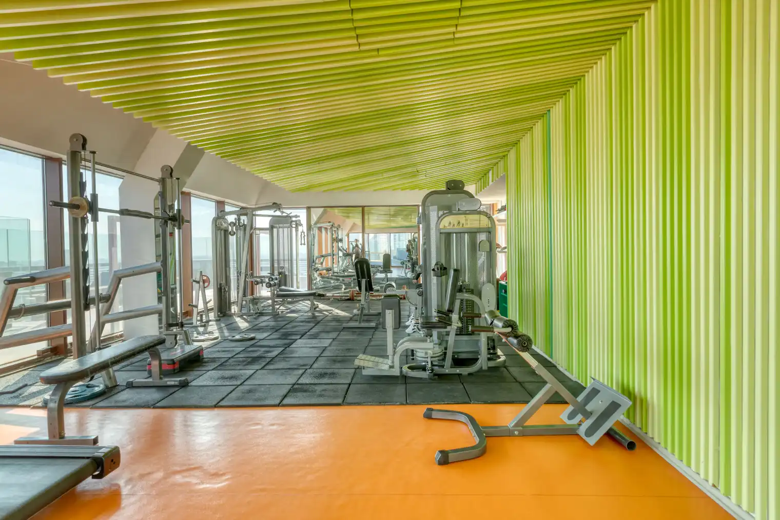 اجاره آپارتمان در یک مجتمع مدرن با باشگاه، باغ و نگهبانی ۲۴ ساعته. واحدی بزرگ و دلباز با دیزاین حرفه‌ای و آماده سکونت. تماس با ترک گشت برای هماهنگی.